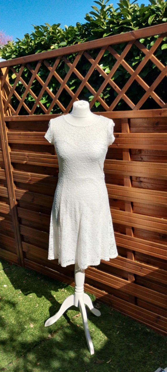 Robe crème en dentelle 36