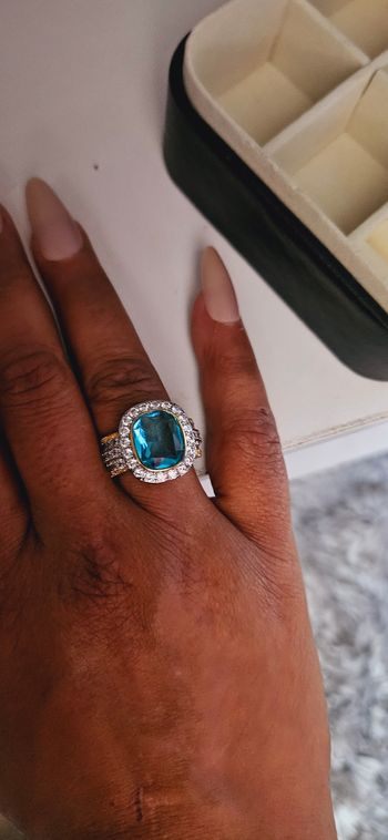 Magnifique Bague Bleu entouré de C.Z