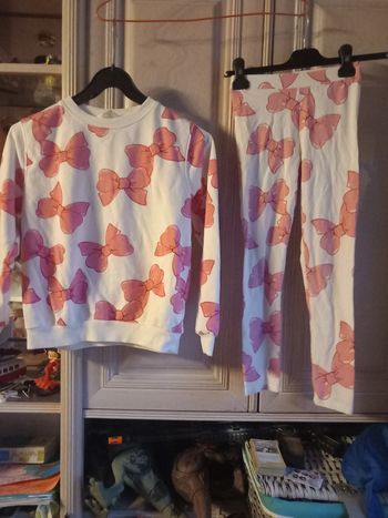 Ensemble sweat et pantalon avec nœuds papillon