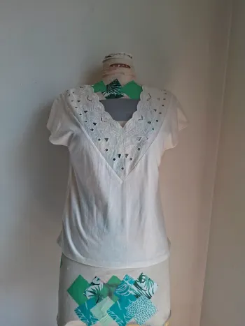 Top blanc brodé en coton, col V romantique - neuf, taille S