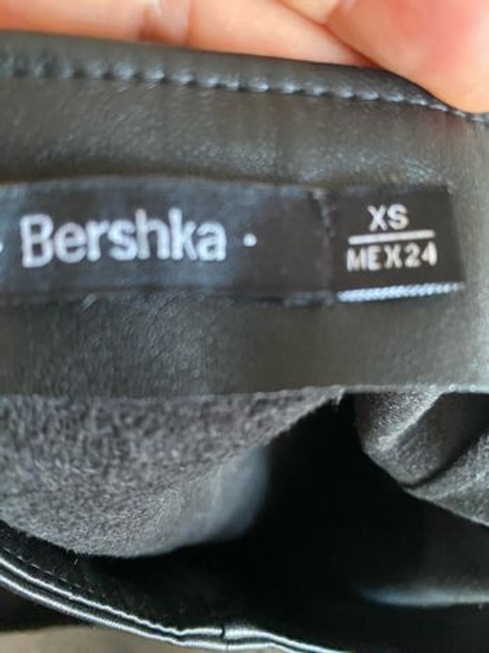 Jupe en similicuir noir Bershka - photo numéro 4
