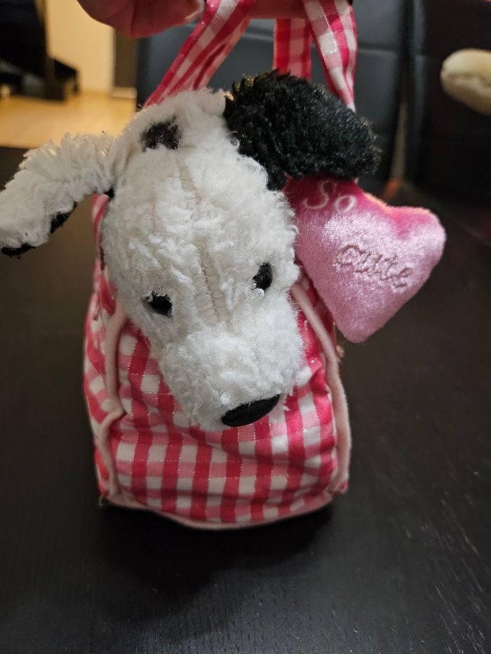 Chien en peluche dans son sac à main