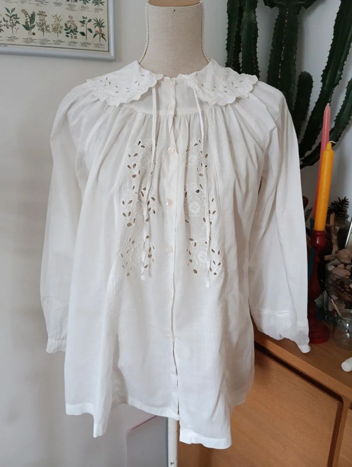 Blouse blanche boutonnée 
Col claudine broderie anglaise - photo numéro 9