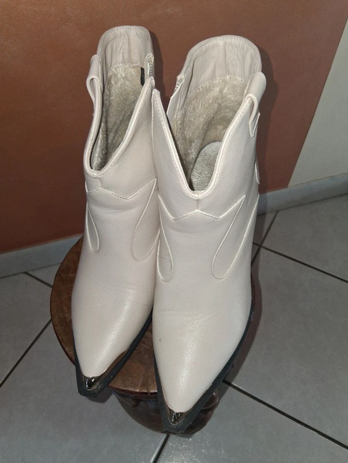 Bottines beige à bout pointu avec fourrure à l'intérieur - photo numéro 3