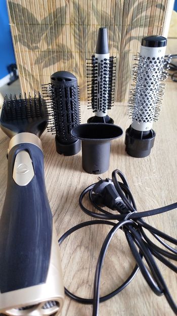 Brosse soufflante et séchante pour brushing