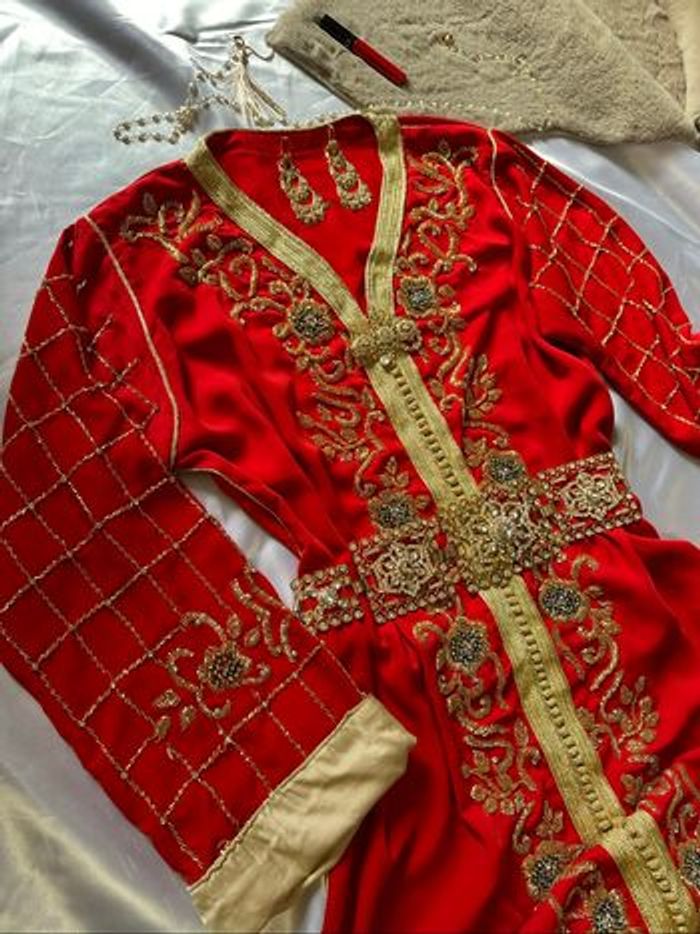 Caftan rouge perlé entièrement à la main - photo numéro 3