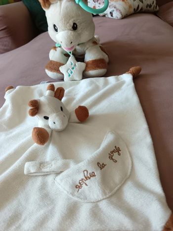 Doudou et peluche musicale Sophie la girafe