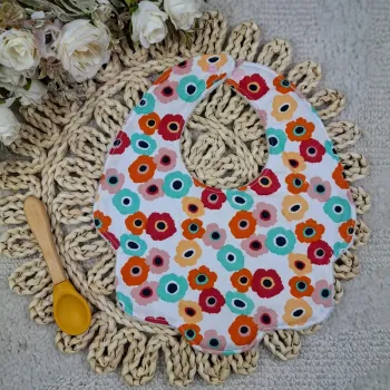 Bavoir forme fleur motifs fleurs