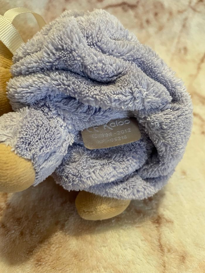 Peluche Doudou boule lapin marron violet mauve Plume Kaloo - photo numéro 4