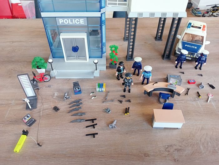 Playmobil 5182 et 6920 Commissariat de police et son véhicule - photo numéro 2