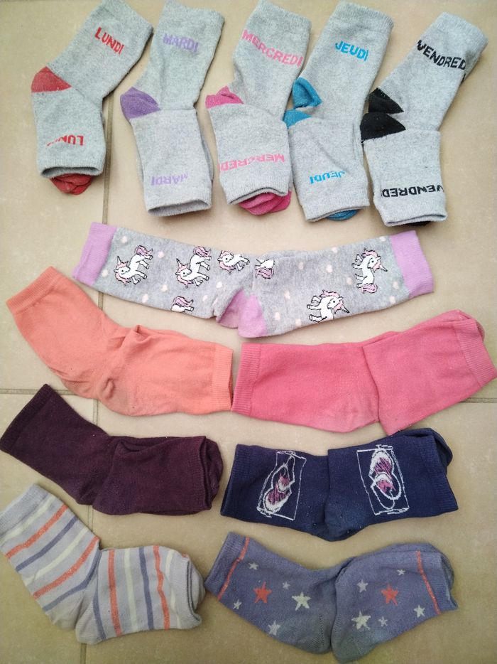 Lot 12 paires chaussettes fille en 31-34 TBE