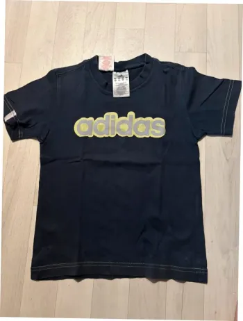 T-shirt adidas bleu marine 8 ans minuscule trou devant