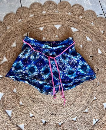 Short de taille 38 de marque Naf Naf avec ceinture rose