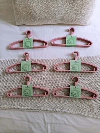 Lot de 36 cintres pour bébé ou enfant neufs