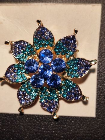 Broche en forme des fleurs neuve