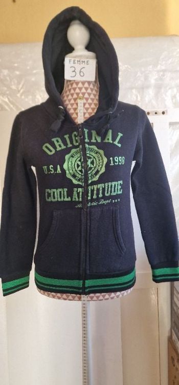 Gilet épais,noir à motif brillant vert, en bon état