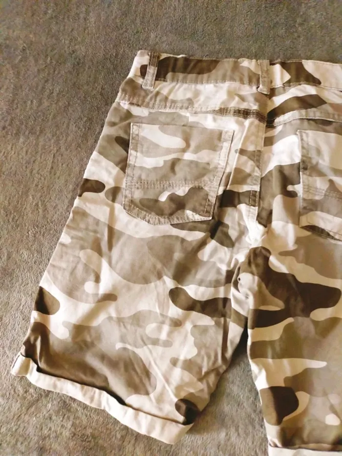 Très beau short 10 ans - photo numéro 9