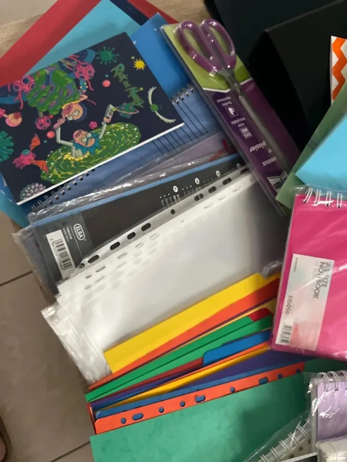Énorme lot de fournitures scolaires neuves ou en très bon état - photo numéro 9