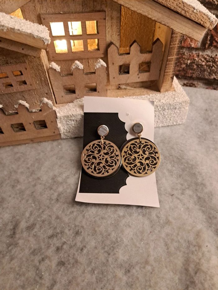 Boucles d'oreilles pendante ronde noir gris doré