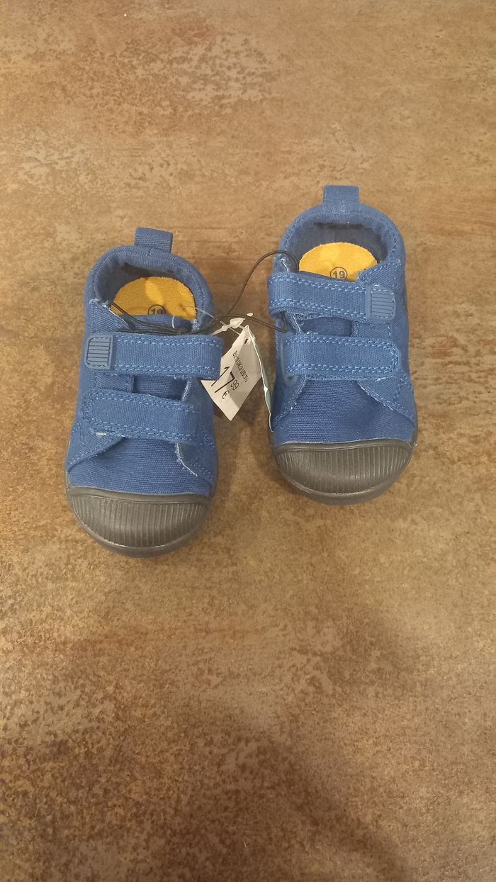 Baskets obaibi neuves taille 19