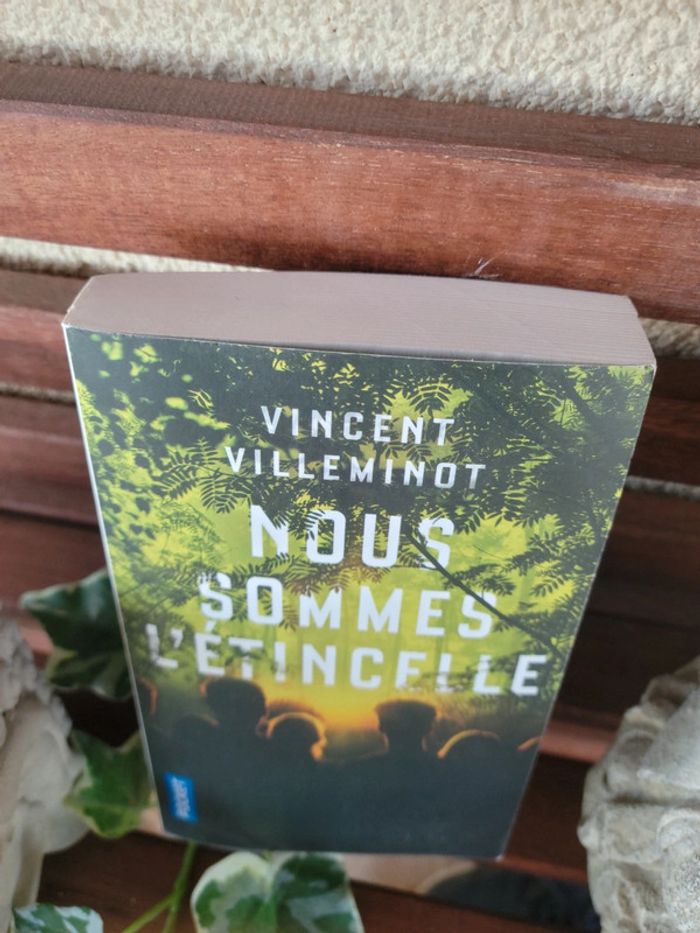 Livre roman "Nous sommes l'étincelle" de Vincent Villeminot - photo numéro 2