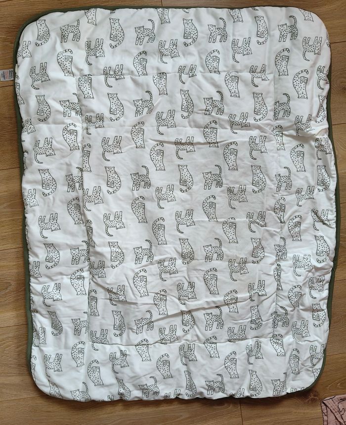 Tapis de jeu bébé mixte Hema kaki blanc animaux 102x82cm