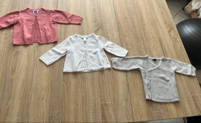 Lot 3 brassières taille 3 mois