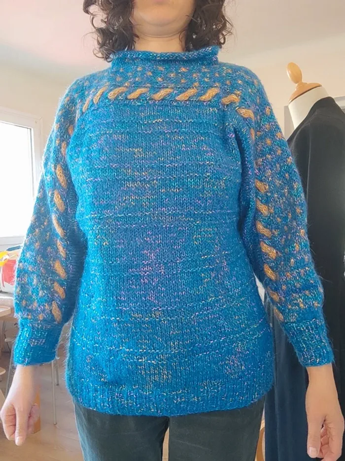 Superbe pull bleu et doré style années 80 - photo numéro 2