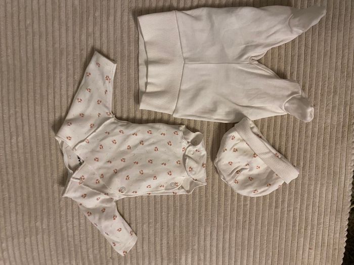 Ensemble body blanc + pantalon avec pieds + bonnet