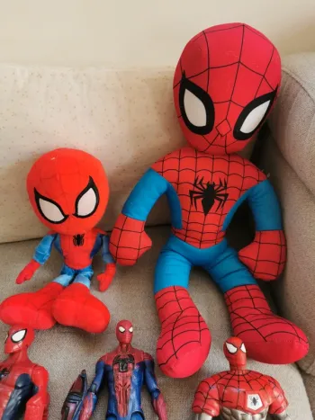 Lot de 14 figurines peluches Spiderman marvel Hasbro