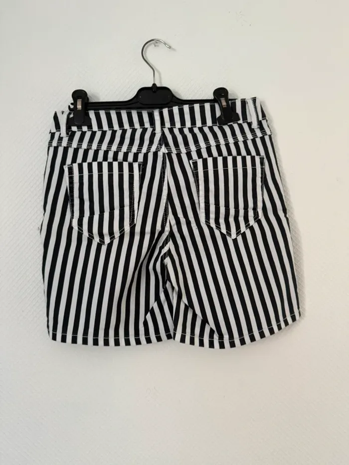Short à rayure noir et blanc en très bon état taille 36 denim 1982 - photo numéro 2
