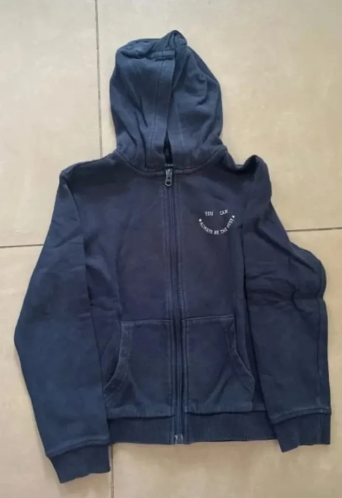 🖤 Gilet zippé à capuche – Kiabi – Taille 8 ans 🖤 - photo numéro 6