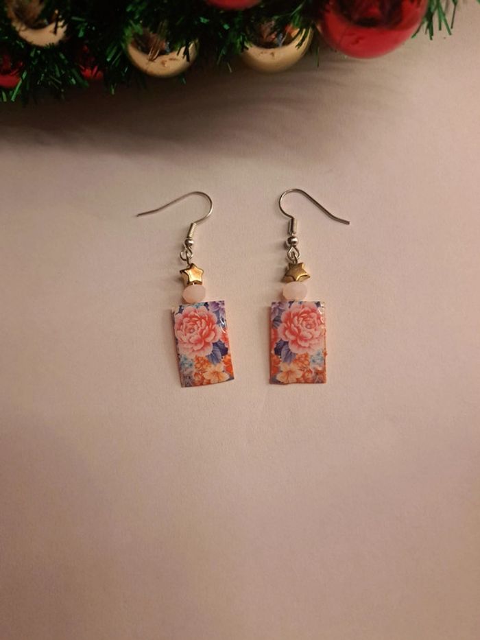 Boucles d'oreilles pendante florale en résine - photo numéro 2