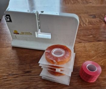 Scelleuse pour fermer et refermer vos sachets +6 rouleaux adhésifs et 3 rubans papier inclus.