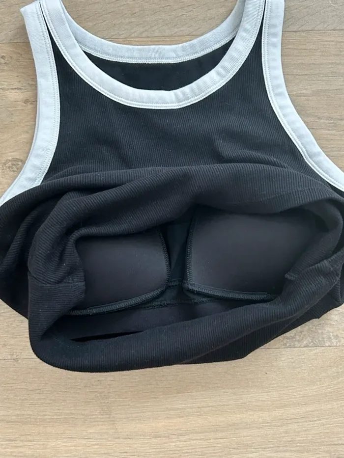 Top Uniqlo taille XS noir et blanc - photo numéro 5