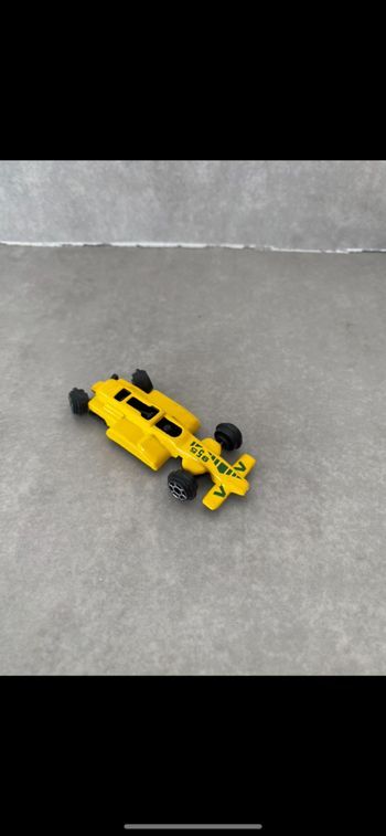 Voiture jaune formule 1