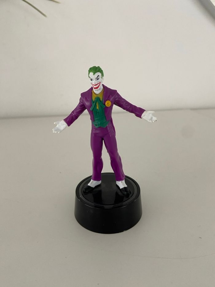 Figurine de Collection Le Joker (Batman) – Socle lumineux vert
