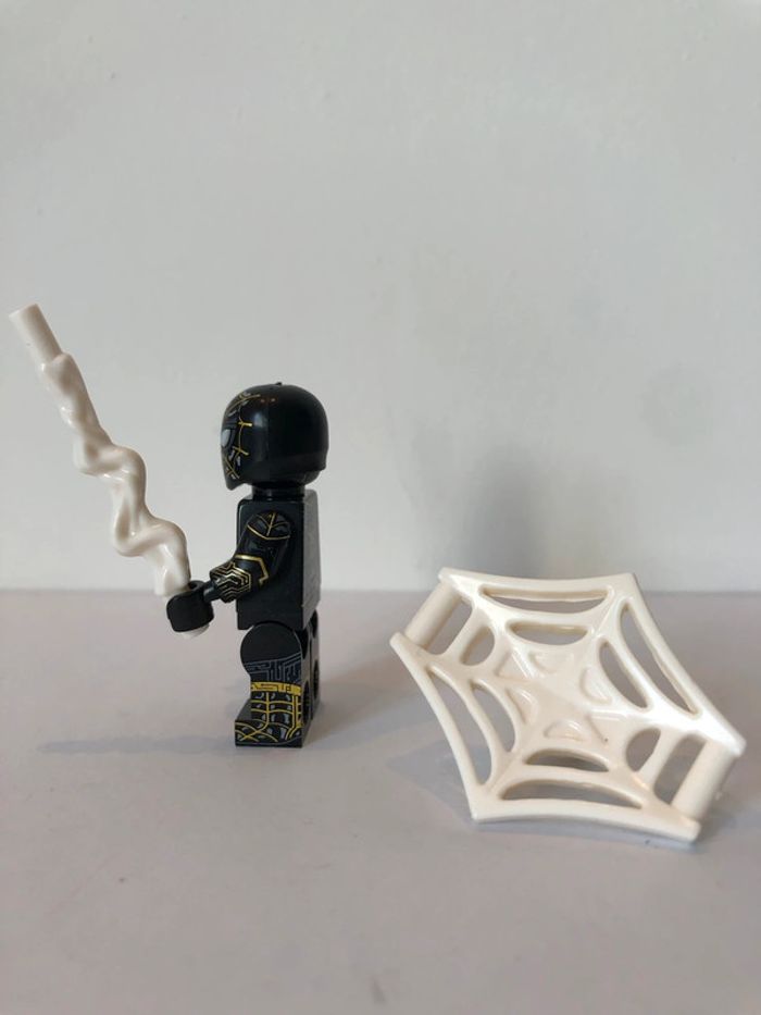 Figurine type lego Spiderman noir et or. Marvel - photo numéro 3