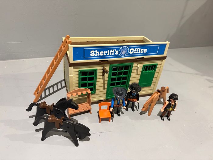 Playmobil Bureau sheriff Sherrif’s Office 3 personnages 1 sheriff, 1 policier et 1 voleur 3 chevaux - photo numéro 2