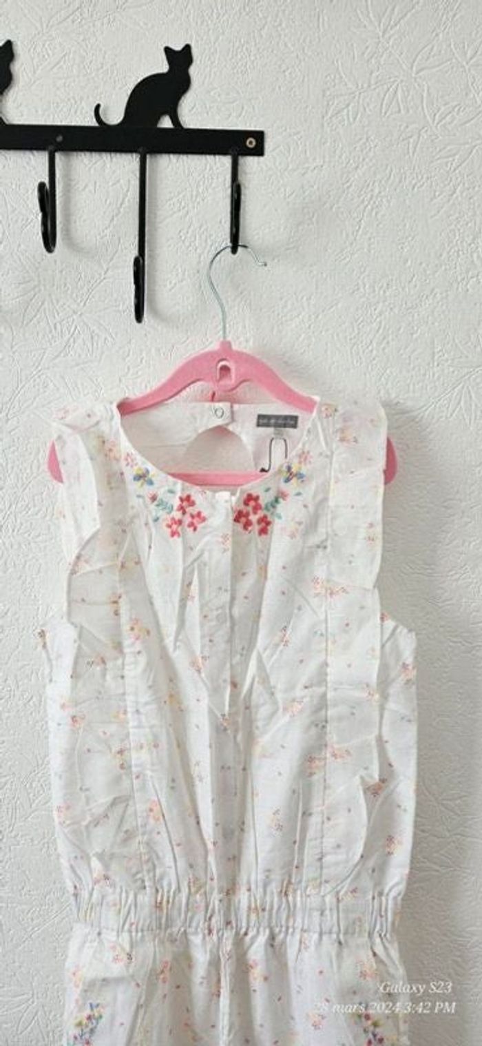 Fermeture décorative au dos. Blanc/beige chiné Très bon état. 9/10 ans, 140 cm, zara