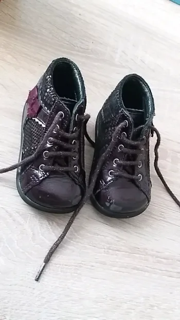 Chaussures à semelles pointure 18