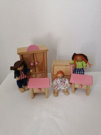 poupée figurine en bois avec meubles