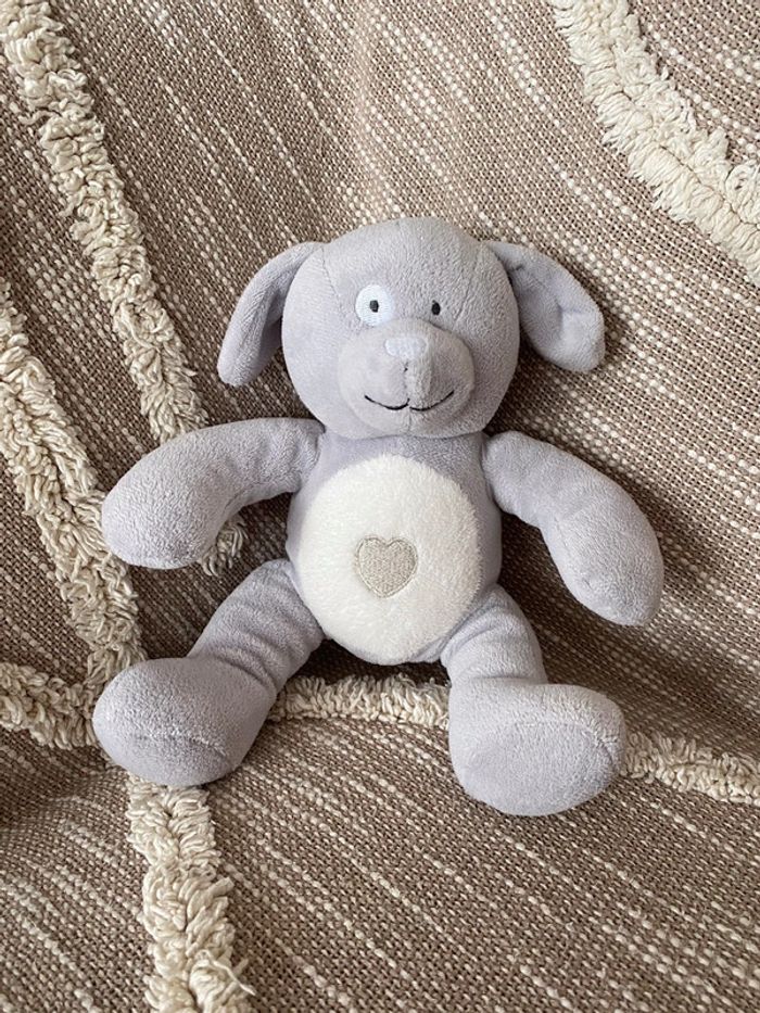 Peluche doudou 25cm obaibi chien gris à cœur blanc parfait état