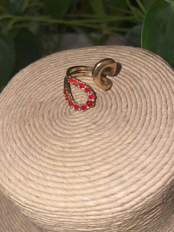 Bague fantaisie. Taille 62. Strass rouge. Très bon état.