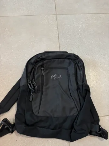 Sac à dos noir Eagle Creek, bon état mais il y a quelques traces d'usures , 30*37cm