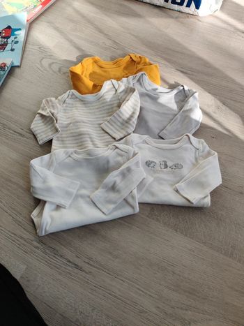Lot 5 bodies manches longues 6 mois