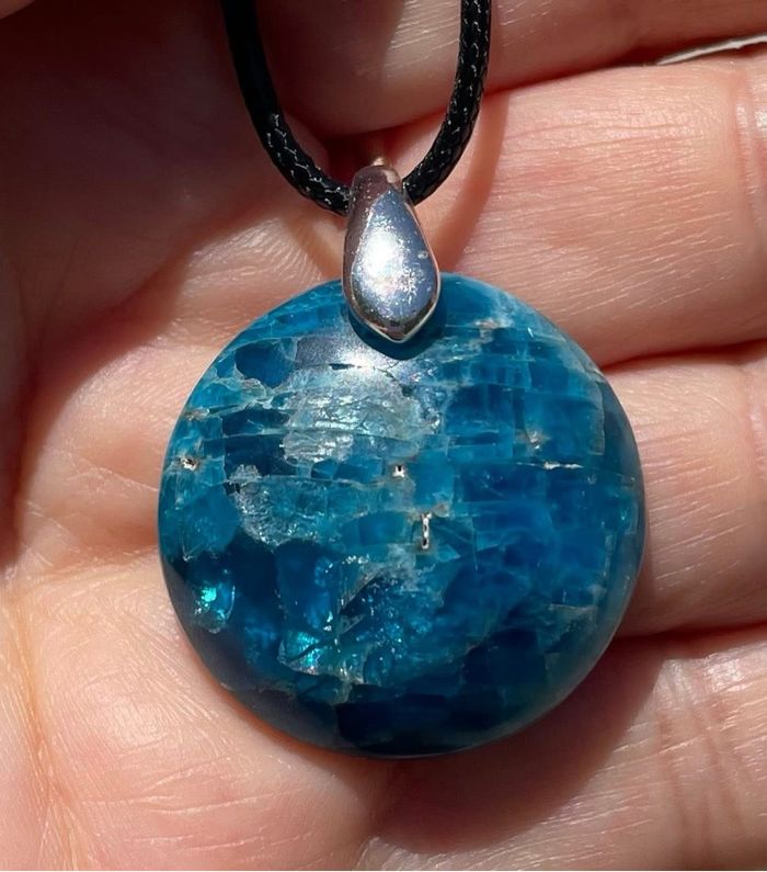 Beau pendentif rond en apatite - photo numéro 2