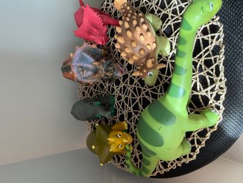 Lots de dinosaures en plastique