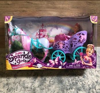 Poupée, carrosse et cheval