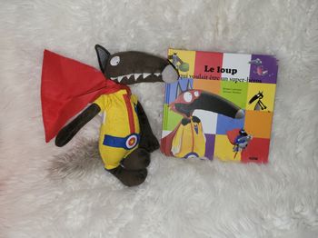 Livre le loup et sa peluche loup